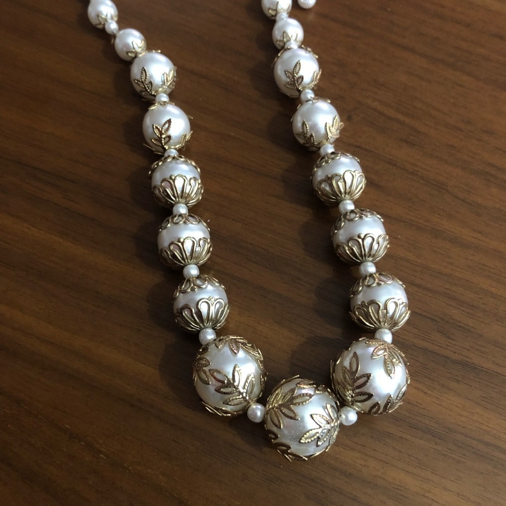 Pearl Necklace w. Gold Leaf Accent